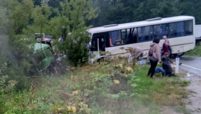 В ДТП с автобусом на Сахалине пострадали 12 человек